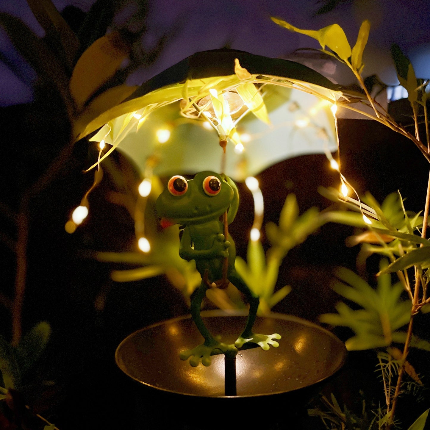 Solar Frog Statue Garden Light with Bird Feeder & LED String Decor, for Garden, Pathway and Patio Lighting