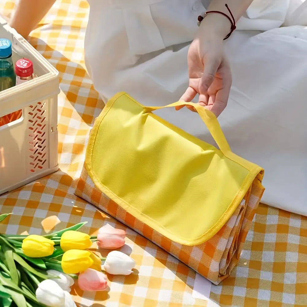 200 x 200cm Picnic Blanket in Yellow and White Plaid with Integrated Folding Flap and Carry Handle