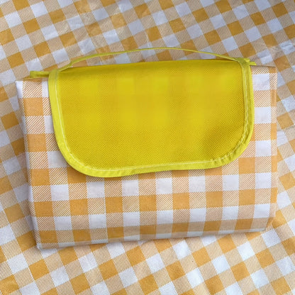 200 x 200cm Picnic Blanket in Yellow and White Plaid with Integrated Folding Flap and Carry Handle