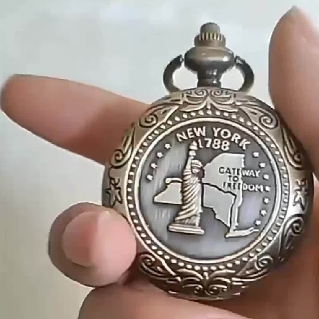 Vintage Pocket Compass Luminous Indicator – Compact Outdoor Navigation Tool for Hiking, Camping, Mountaineering & Adventures
