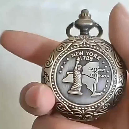 Vintage Pocket Compass Luminous Indicator – Compact Outdoor Navigation Tool for Hiking, Camping, Mountaineering & Adventures