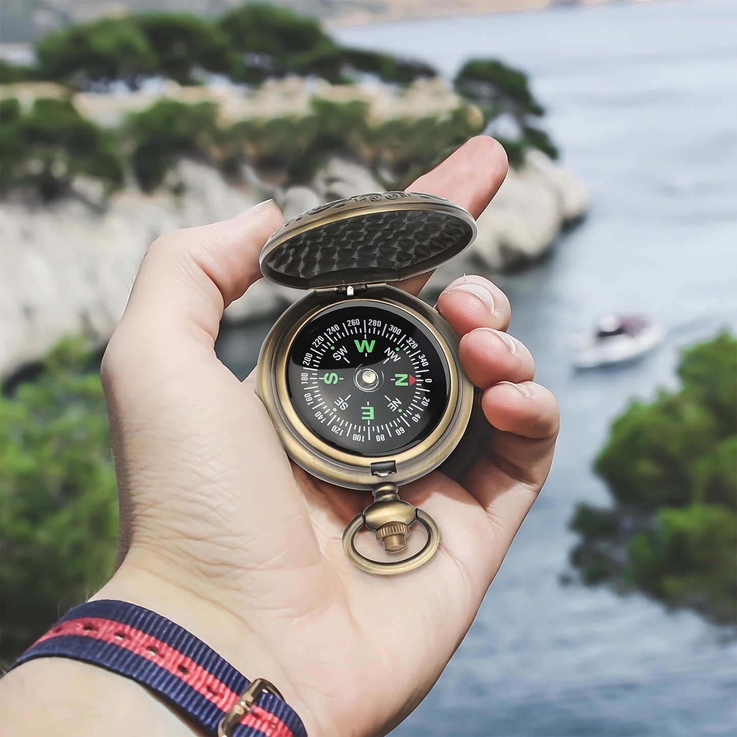 Vintage Pocket Compass Luminous Indicator – Compact Outdoor Navigation Tool for Hiking, Camping, Mountaineering & Adventures
