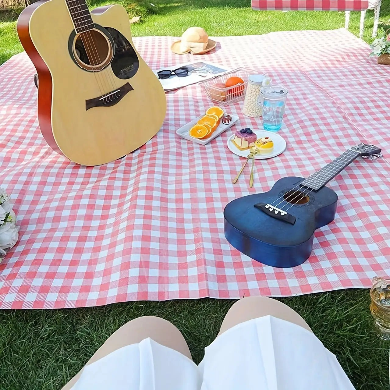 200 x 200cm Picnic Blanket in Yellow and White Plaid with Integrated Folding Flap and Carry Handle