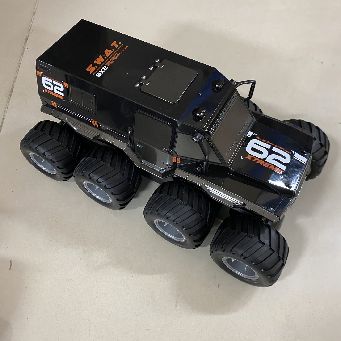 Amphibious RC Truck 8-Wheel Drive 4-Motor Off-Road Climbing Remote Control Armored Vehicle, Oversized Land & Water Military Truck Toy